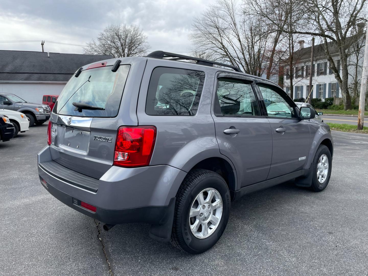 2008 grey Mazda Tribute i Grand Touring 4WD (4F2CZ92Z58K) with an 2.3L L4 DOHC 24V engine, 4-Speed Automatic Overdrive transmission, located at 101 N. Main Street, Muncy, PA, 17756, (570) 546-5462, 41.207691, -76.785942 - Photo#3